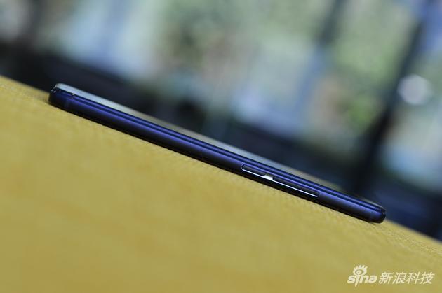 从厚度上来说,Note6不是一款追求轻薄设计的手机