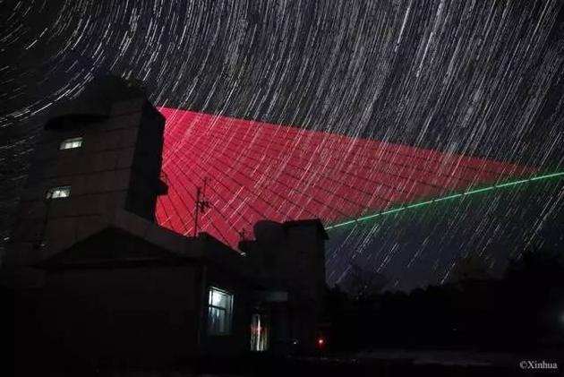 星轨背景下墨子号量子卫星与兴隆站用信标光对准