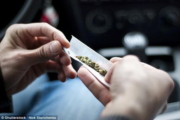 图中是瘾君子正准备吸食大麻,人们吸食大麻会有一种放松感,并且对大麻产生依赖。