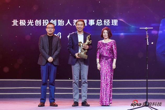 珠海格力电器股份有限公司董事长兼总裁董明珠(右一)与界面总编辑何力(左一)为邓锋颁奖