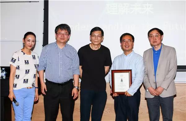 图示:潘建伟在未来论坛主办的第6期理解未来:量子飞跃讲座中被授予证书(左起:武红、丁洪、朱云来、潘建伟和谢心澄)