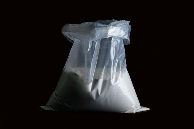 图中是碱性水解法处理好的尸体骨骼粉末,未来死者家属可以洒向大海。