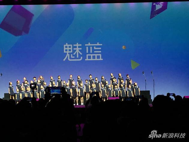 50名儿童合唱团的表演