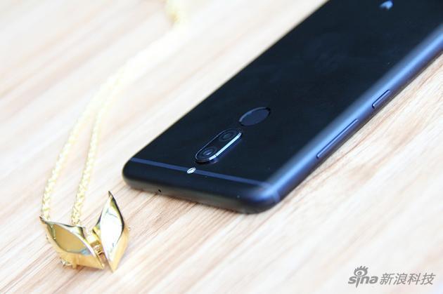 麦芒6机身背面摄像头突出