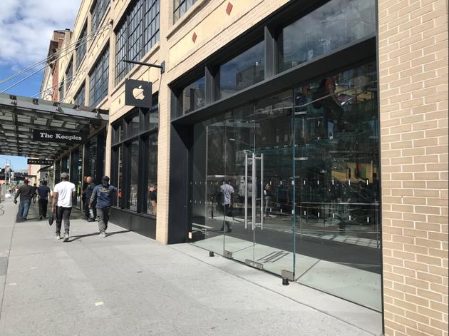 iPhone 8/8 Plus上市后,苹果店门口并没有出现往年的排队景象