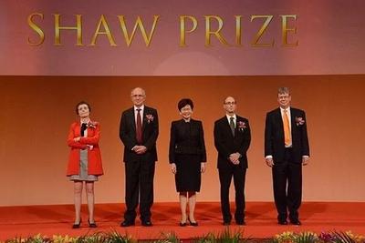 香港特区行政长官林郑月娥与4位获奖者。左起:Claire Voisin、János Kollár、林郑月娥、Ronald D Vale、Simon D M White。来源:邵逸夫奖官网