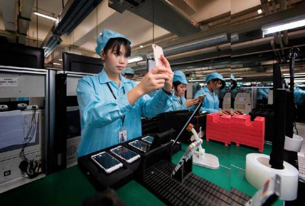 东莞OPPO手机生产厂,女生喜欢玩自拍,但当这一切变成一项工作后,就没这么好玩了(图片来源:视觉中国)
