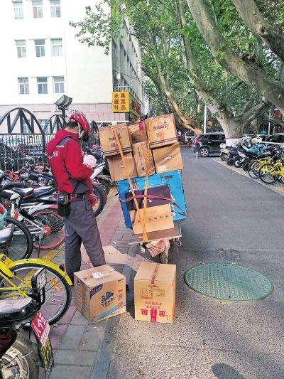 郑州街头奔忙的快递小哥