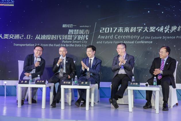 从左至右分别为:余凯、杜江凌、李开复、沈晖、王印海