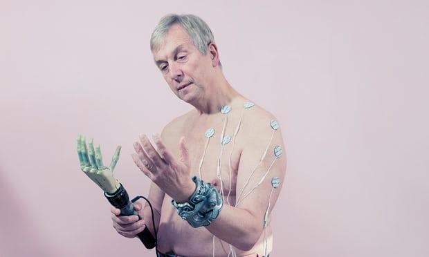 英国考文垂大学副校长凯文__沃里克(Kevin Warwick)教授称自己是“电子人(cyborg)”。