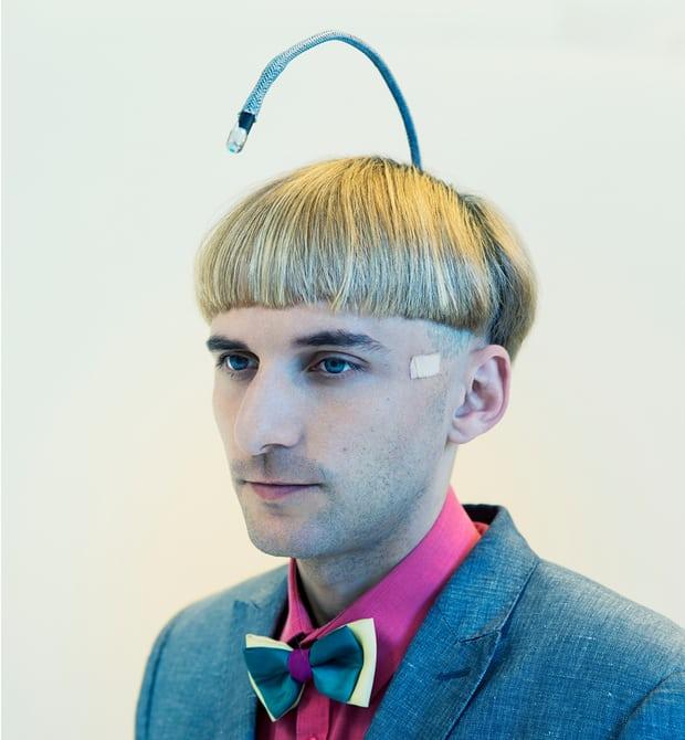 2006年,一位外科医生朋友将天线固定在尼尔__哈比森(Neil Harbisson)的头骨上,天线能将彩色光谱转换成为音符,并通过骨传导将相应的数据信息传输给哈比森,他将色彩看作是声音,蓝色代表中央C音调。