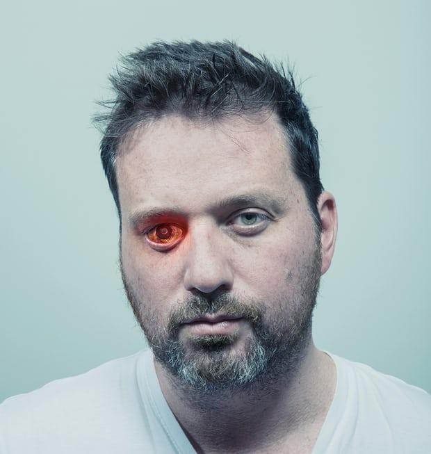 罗布__斯宾塞(Rob Spence)经常被人称为“玻璃孔(Glasshole)”,许多人都相信,拥有像斯宾塞这样的生活是令人恐惧的。