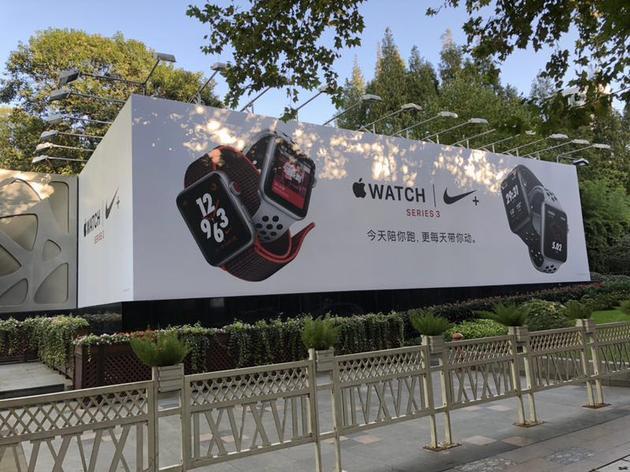 上马路边的Apple Watch广告
