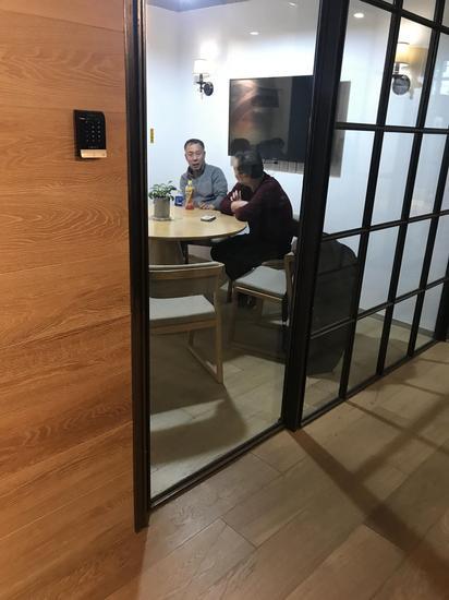 图注:天津鹿鼎科技有限公司股东,小蓝单车CEO李刚父亲李文生(左)