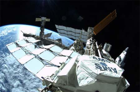 空间间接探测实验——AMS-02在国际空间站吊装 图片来源:NASA