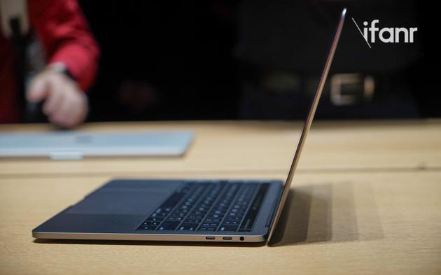 (新 MacBook Pro 搭载了四个 USB-C 接口)