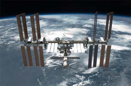 空间间接探测实验——AMS-02在国际空间站吊装 图片来源:NASA
