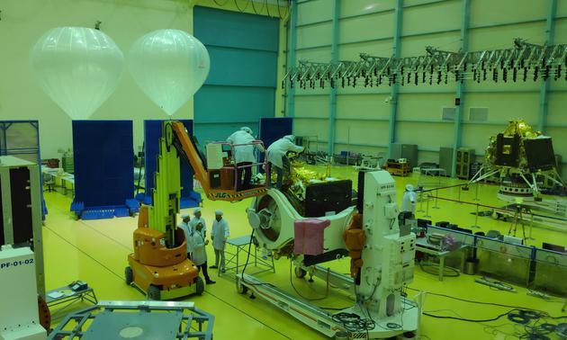 科学家在“月船2号”探测器研发基地工作,该探测器将在“阿波罗11号”登月50周年纪念日发射升空。