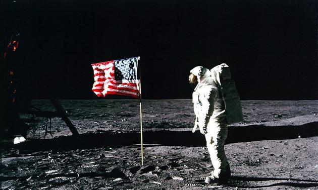 1969年7月20日,美国宇航局巴兹__奥尔德林登陆月球表面。