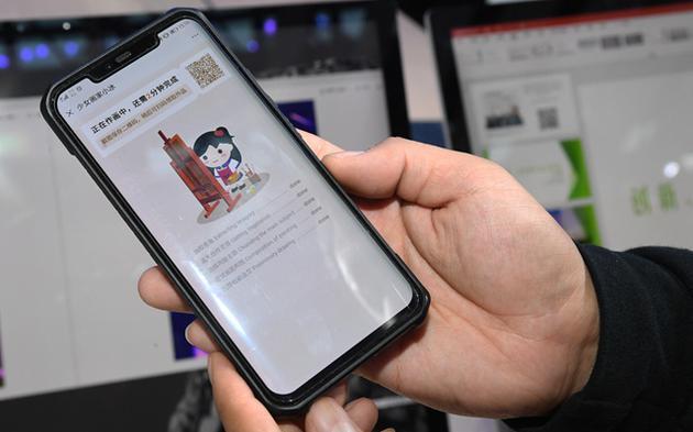 微软小冰在进行绘画“创作”。新华社资料图