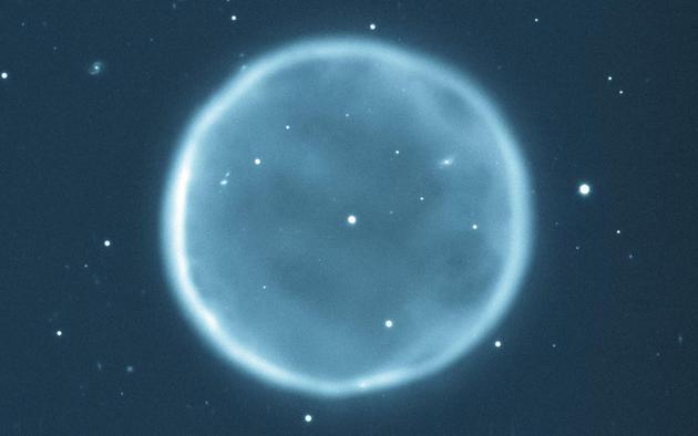 图中是 Abell 39行星星云,直径大约5光年,距离地球大约7000光年。