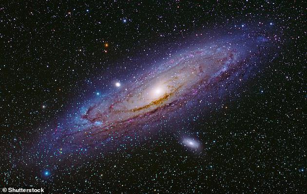 当科学家观测盖亚卫星的银河系数据时,发现大约57亿年前、19亿年前和10亿年前银河系内3次出现恒星数量骤增,这与人马座星系与银河系碰撞接触密切相关。