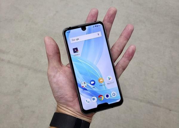 夏普Aquos R2 Compact(via Engadget Japan)
