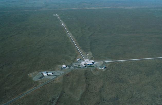 LIGO由两个相距约3000公里的巨型探测器组成,一个位于路易斯安那州的利文斯顿,另一个位于华盛顿州的汉福德(如图)