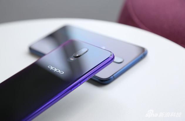 R17背面“隐藏式”闪光灯