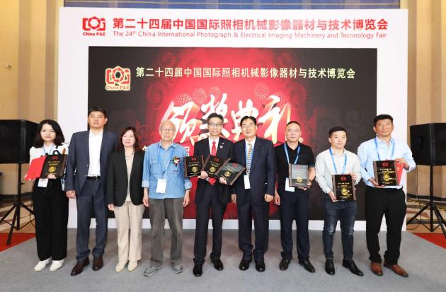 佳能(中国)有限公司影像信息商务统括本部项目副总经理栗开宇(左5)领取奖项