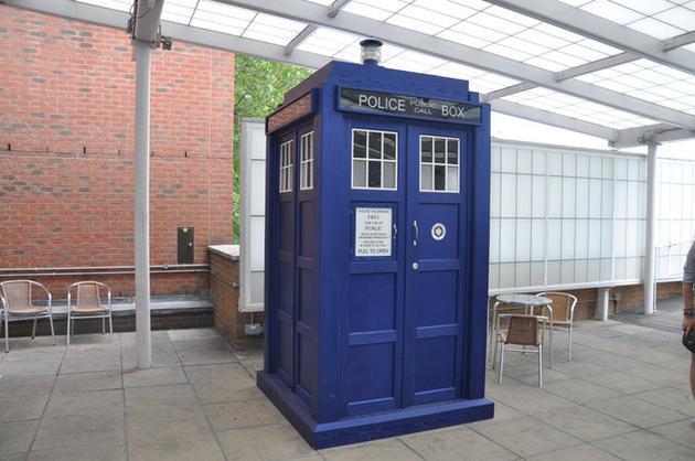 BBC电视连续剧《神秘博士》中,神秘博士用一台名叫“TARDIS”的时间机器进行时间旅行。