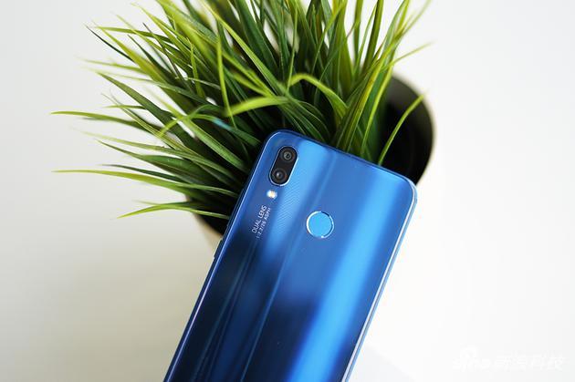 nova 3e的双摄一颗负责成像,一颗负责景深