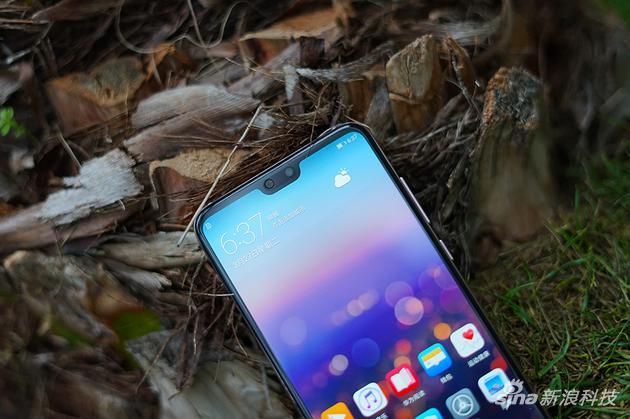 P20 Pro的刘海看上去比iPhone X要短很多