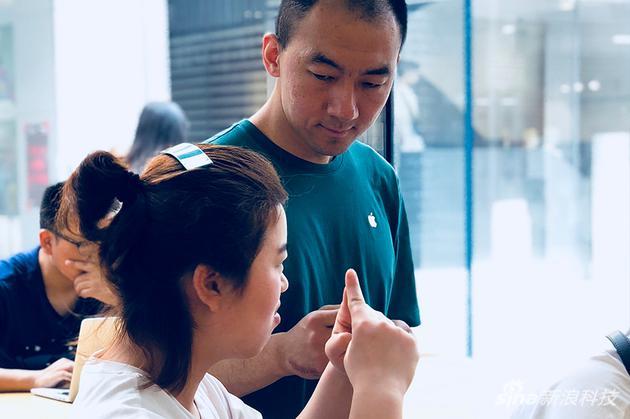 聋哑朋友体验“科技产品”