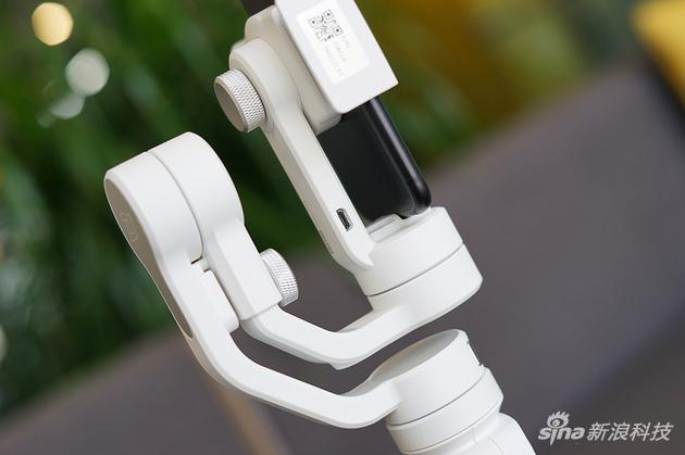 充电接口是Micro USB