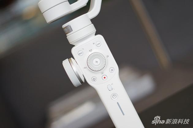 操作区没有摇杆,取而代之的是拨盘