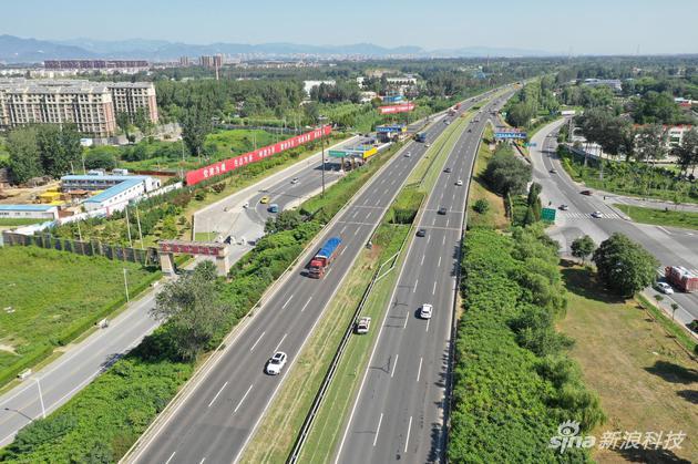 白天拍摄高速公路