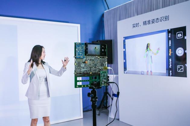 图:参会媒体现场体验人体姿态识别特性