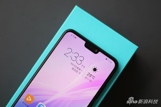 正面的“刘海屏”设计