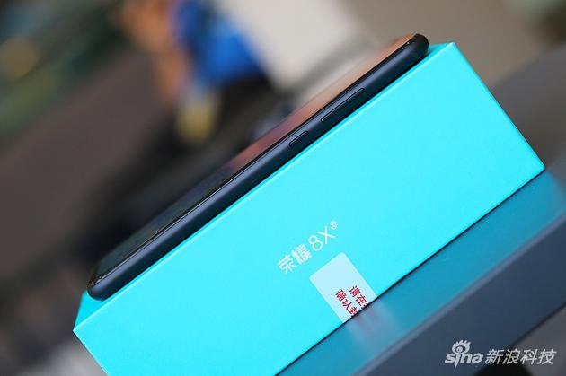 荣耀8X看上去有点厚