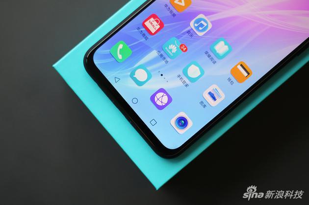 荣耀8X“下巴”比全面屏时代小了不少