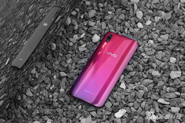 vivo X23背面的倾斜渐变色