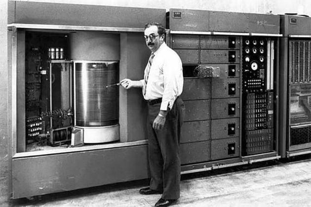 1956年,IBM发明了世界第一个机械硬盘。