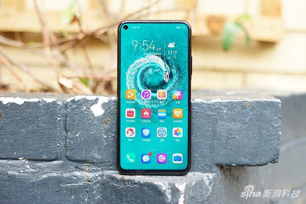 正面是LCD打孔屏,依然是之前的“盲孔”方案