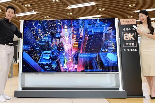 88Z9 采用了 LG 最大的 OLED 面板(图自:LG,via TheVerge)
