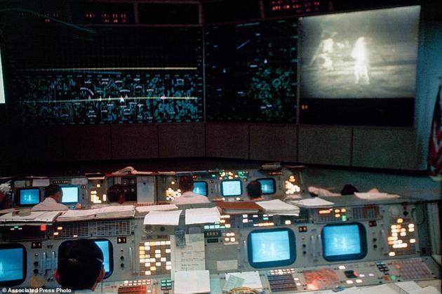 1969年7月20日,NASA提供的这张照片显示了在阿波罗11号月球舱外活动(EVA)期间,任务控制中心(MCC) 30号楼任务操作控制室(MOCR)里的情景