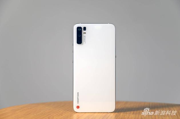 坚果Pro 3白色背面的设计