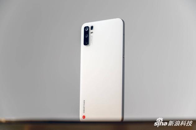 坚果Pro 3依旧是双面玻璃设计