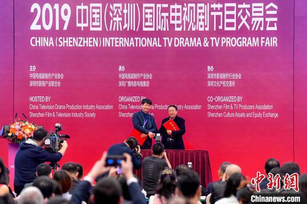 现场签订成立“中韩电视剧(网络剧)合作指导委员会”的《深化合作备忘录》。 陈骥旻 摄