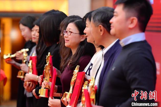 大会对2019年度行业优秀制作机构、年度优秀制作人、年度优秀特别表彰剧目、年度优秀表彰剧目、优秀编剧人员等进行表彰。 陈骥旻 摄